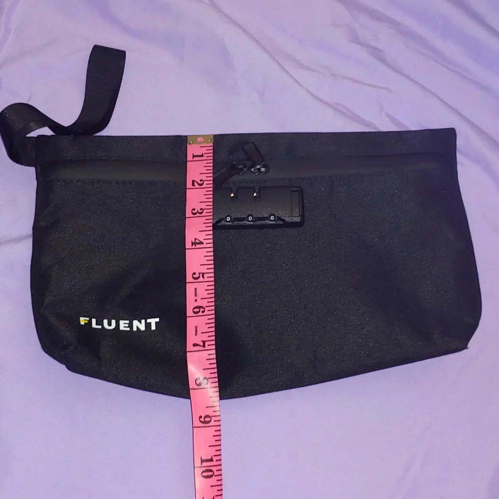 NWT SMELL PROOF LOCKABLE BAG WITH 2 POCKETS INSIDE * FLUENT BAGS